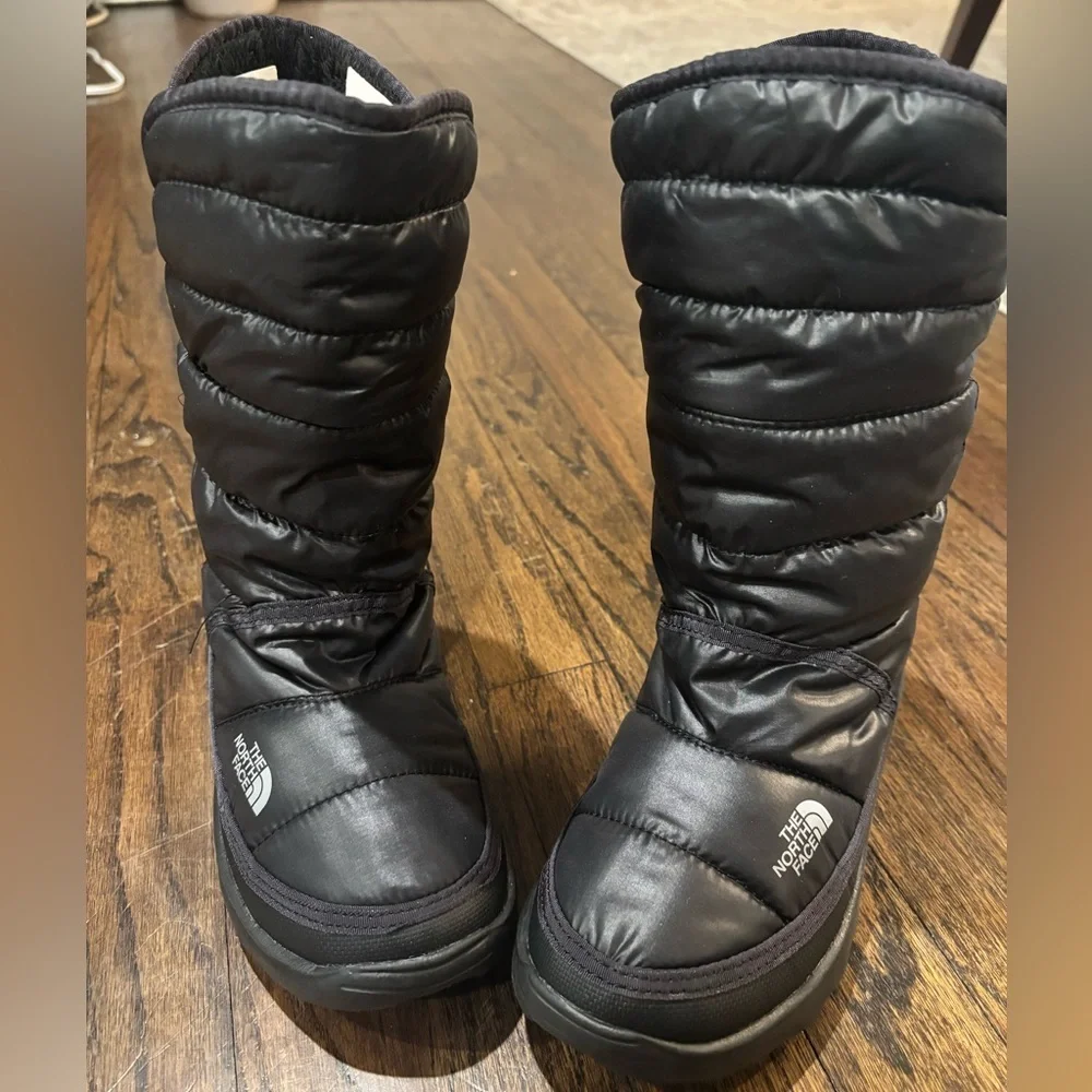 The North Face Black Quilted Puffy Snow Boots Amore II shiny black size 3